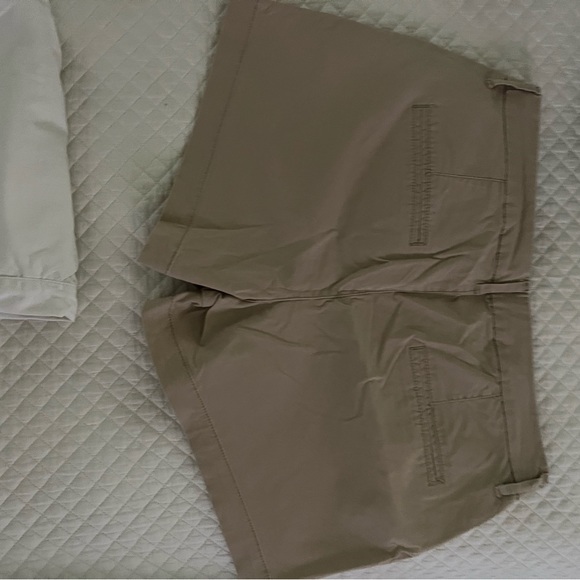Two Pair of Old Navy Shorts Size 8 White and Khaki - Picture 4 of 5